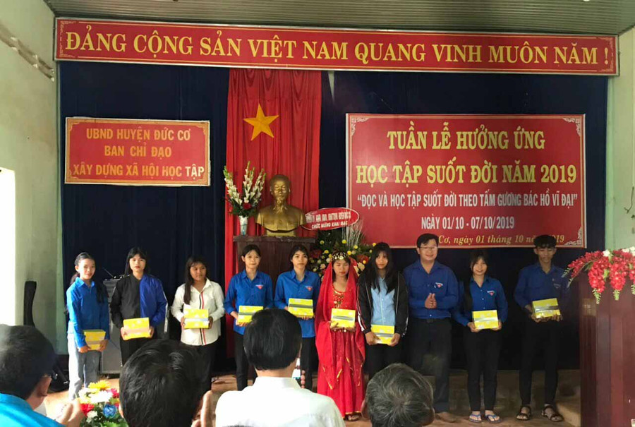 Huyện Đoàn Đức Cơ tặng 10 phần quà cho học sinh Trung tâm Giáo dục nghề nghiệp-Giáo dục thường xuyên. Ảnh: Phan Lài