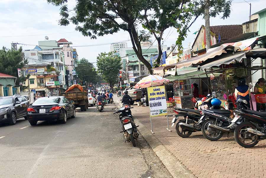  Vỉa hè đường Hoàng Văn Thụ bị tái lấn chiếm để kinh doanh, buôn bán. Ảnh: Q.T