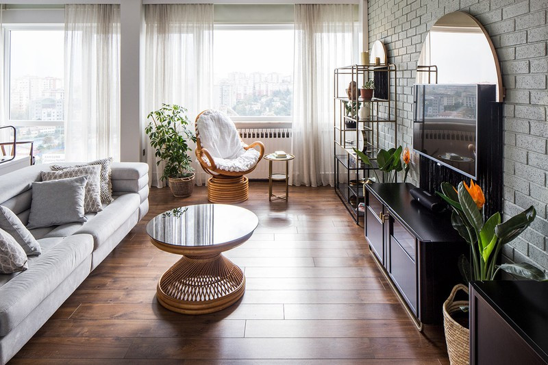 Rèm cửa màu trắng kết hợp với ghế sofa cùng màu mang màu sắc đơn giản nhưng đúng với sở thích của chủ nhân.