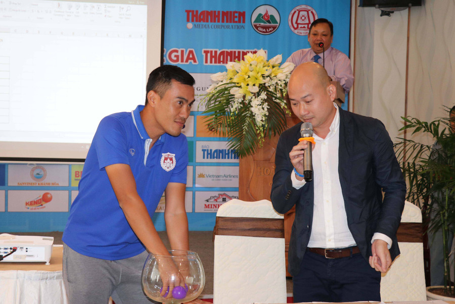  Lá thăm may rủi đã đưa U21 HA.GL rơi vào bảng tử thần. Ảnh: Văn Ngọc 