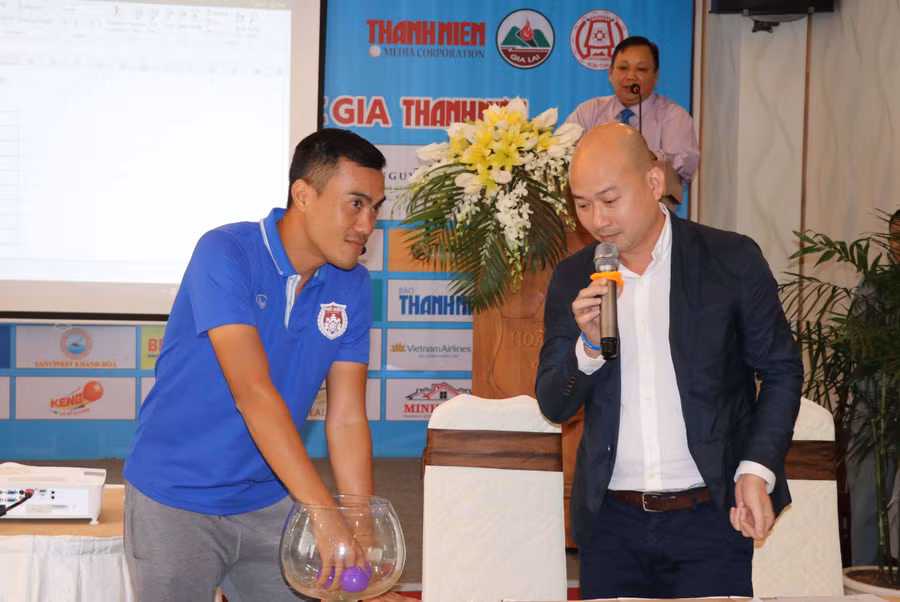  Lá thăm may rủi đã đưa U21 HA.GL rơi vào bảng tử thần. Ảnh: Văn Ngọc 