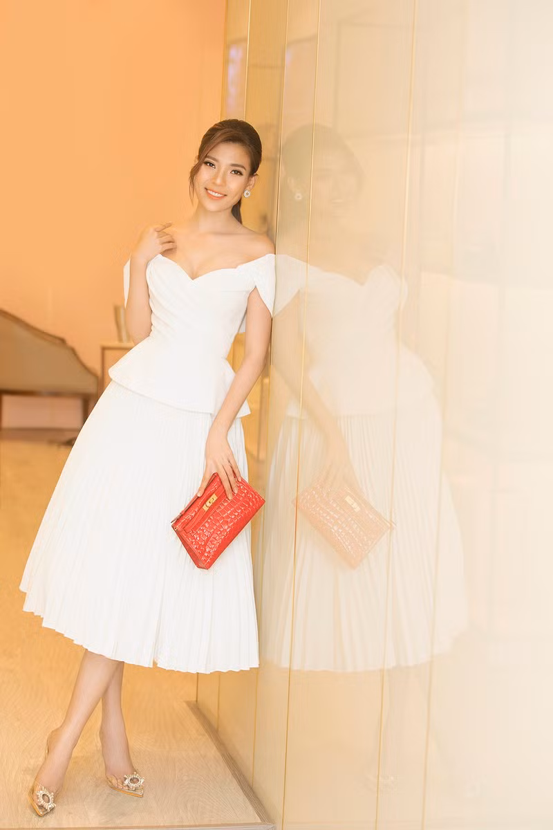 Nếu các cô gái muốn có sự trang trọng và ngọt ngào hơn chút nữa, bộ váy màu trắng hở vai là một gợi ý khác mà Thúy Diễm muốn dành cho độc giả. Diện váy xòe luôn là một trong những lựa chọn hàng đầu của Thúy Diễm khi tham gia những bực tiệc, sự kiện hay đi gặp gỡ bạn bè, người thân.