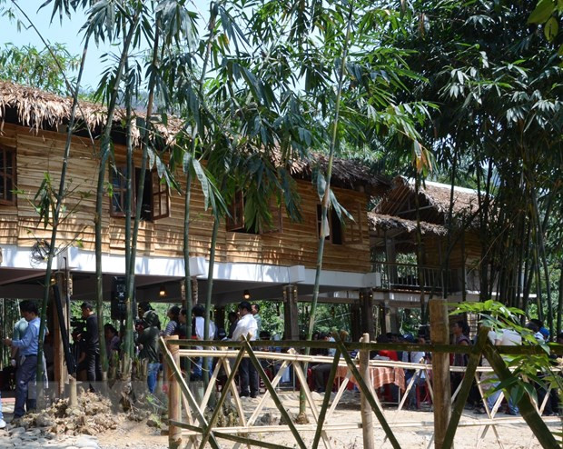 Homestay được thiết kế là nhà sàn 2 tầng có sức chứa khoảng 30 khách với các giường và rèm riêng biệt. (Ảnh: Quốc Dũng/TTXVN)