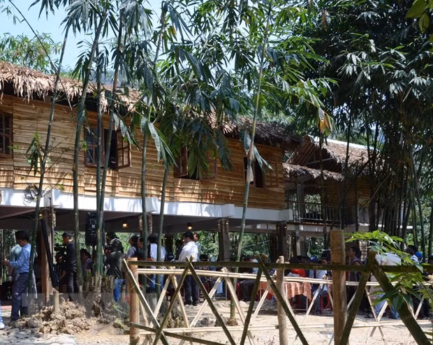 Homestay được thiết kế là nhà sàn 2 tầng có sức chứa khoảng 30 khách với các giường và rèm riêng biệt. (Ảnh: Quốc Dũng/TTXVN)