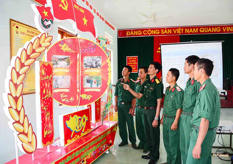  Cán bộ, chiến sĩ Trung đoàn 1 (Sư đoàn 2) tham quan Phòng Hồ Chí Minh. Ảnh: L.Q