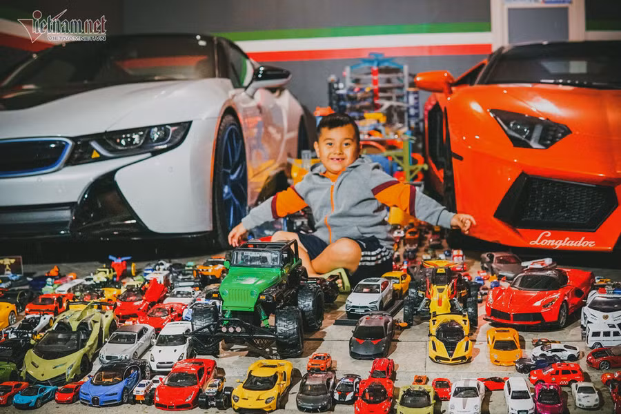 Bentley Phi Trần khoe 