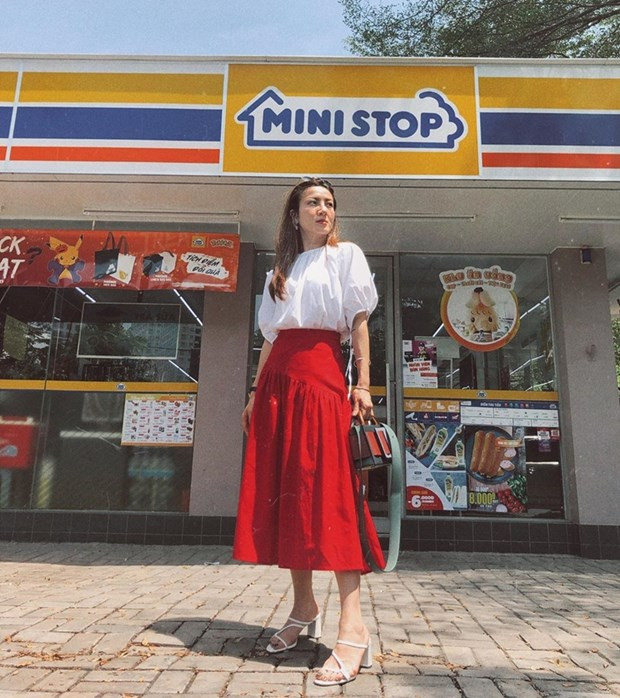 Áo blouse tay phồng trắng sáng được Yến Nhi phối cùng chân váy midi đỏ rực và sandal cao gót, tôn lên sắc vóc ngọt ngào.