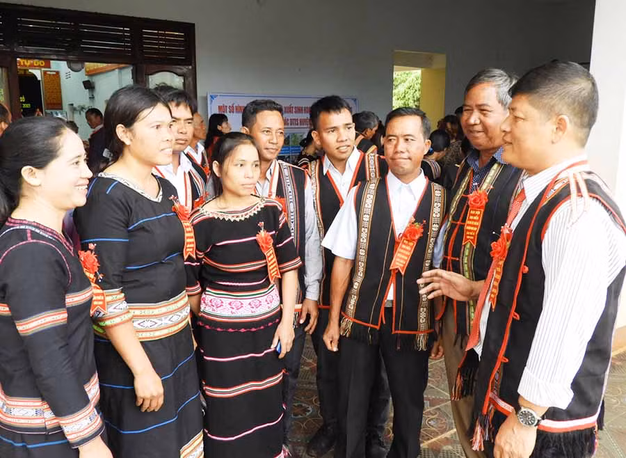  Trao đổi kinh nghiệm học tập và làm theo Bác. Ảnh: T.N