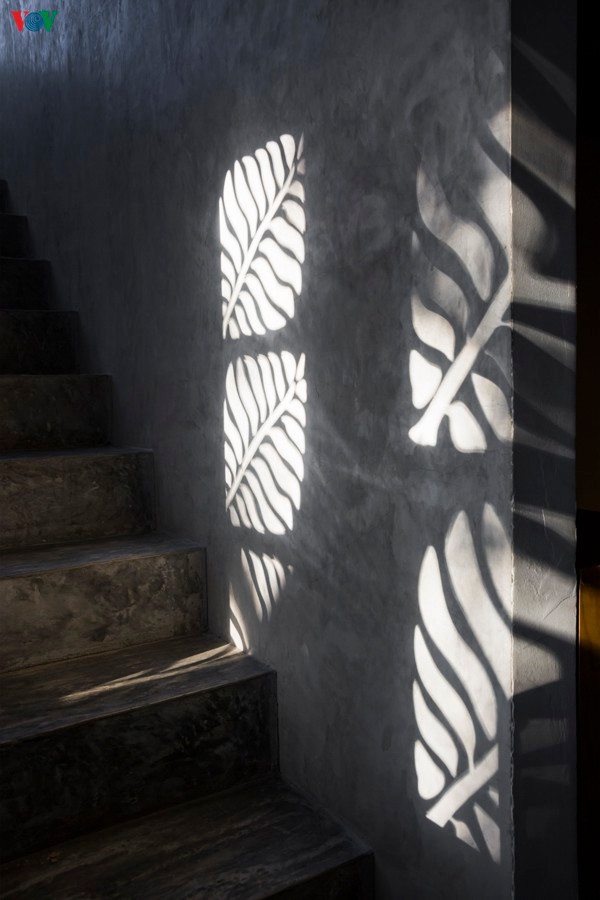  Bóng nắng xuyên tới tận cầu thang.