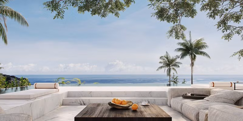 Cạnh hồ bơi là khu vực ghế ngồi tắm nắng và bàn uống cà phê. Thiết kế sàn giật cấp mang đến cảm giác thú vị khi ngồi uống nước hay tán gẫu bên cạnh bờ hồ.