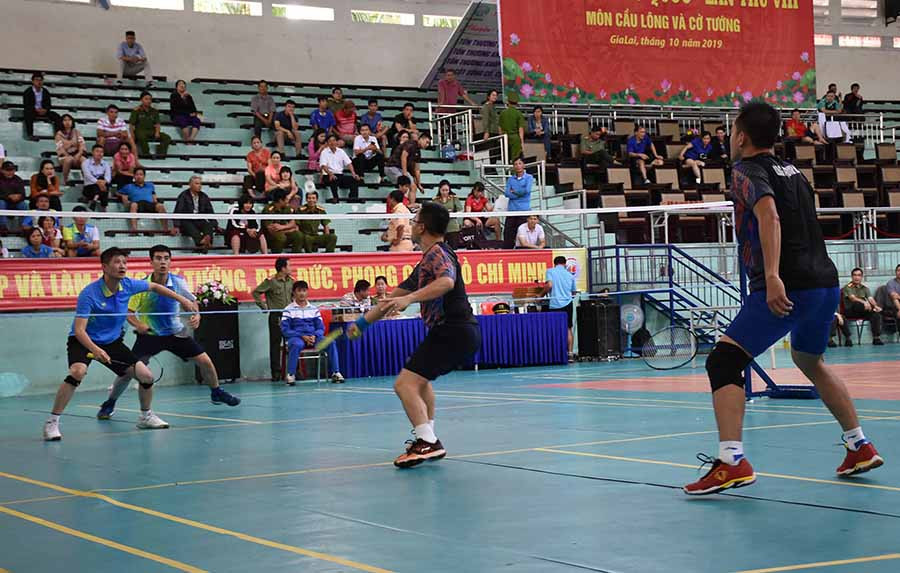  Các trận đấu ở bộ môn cầu lông diễn ra rất quyết liệt. Ảnh: H.P