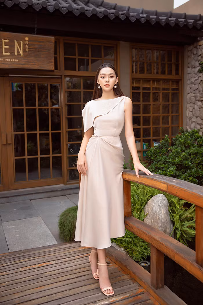  Những chiếc váy trơn, phom dáng bất đối xứng tuy đơn giản nhưng luôn đem lại hiệu quả cao, Á hậu Tường San đã chứng minh điều đó với hình ảnh này.