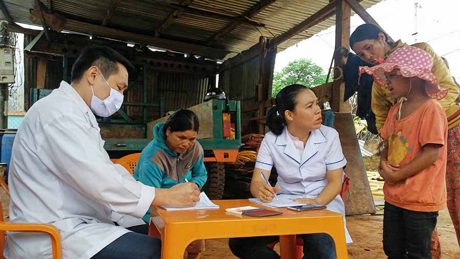 Trung tâm Kiểm soát Bệnh tật tỉnh Gia Lai triển khai khám sàng lọc bệnh da liễu trên địa bàn huyện Đức Cơ. Ảnh: N.N