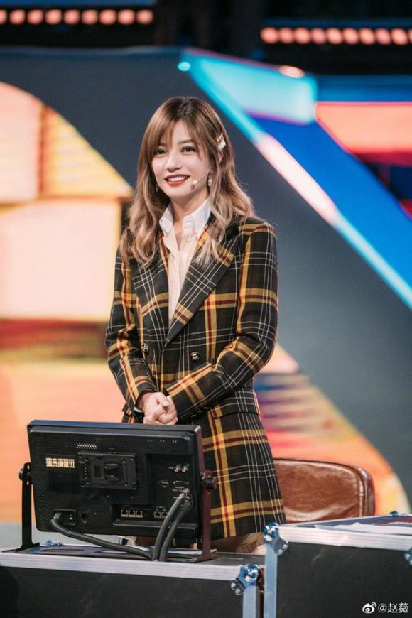 Xuất hiện xinh đẹp trước hàng trăm khán giả và Triệu Vy nhận được biết bao nhiêu lời khen ngợi về nhan sắc khi được “tút tát” chỉn chu