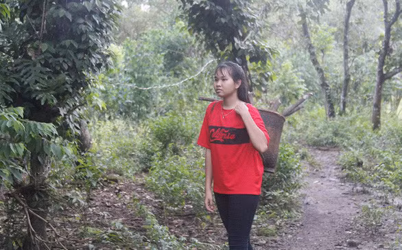  Ka Ngà - cô bé dân tộc Stiêng - đã rời ngôi làng nghèo khó của mình để vào đại học với mong ước một ngày nào đó trở về làm du lịch ở quê nhà - Ảnh: VŨ THỦY