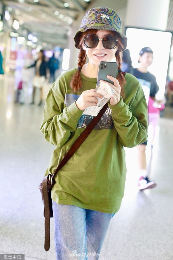 Mặc mộc khá già nua thường thấy ở sân bay của Triệu Vy khiến bao người hay chê bai