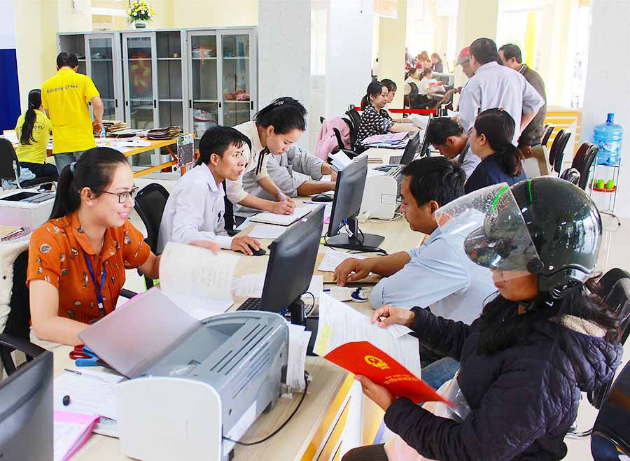  Qua thực hiện công tác DVCQ, đạo đức công vụ của cán bộ, công chức, viên chức được nâng lên rõ rệt. Ảnh: H.T