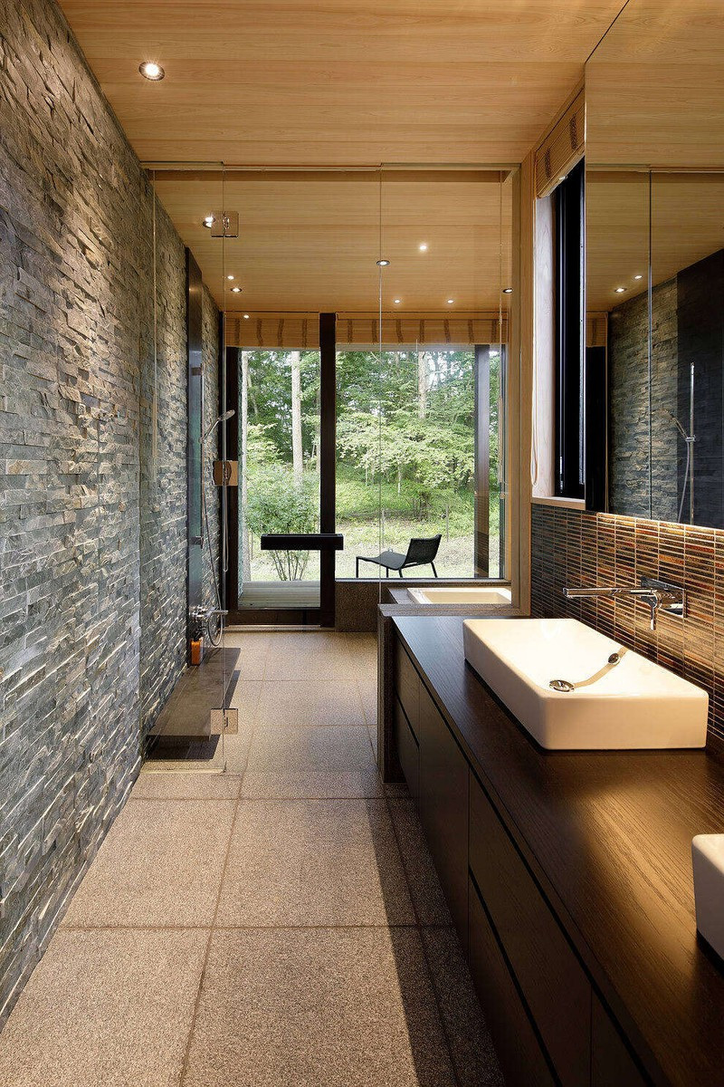 Sàn nhà tắm lát bằng đá nhám, tăng khả năng chống trượt. Một vách ngăn kính ngăn khu tắm ướt và phòng vệ sinh chung. Sàn nhà tắm lát bằng đá nhám, tăng khả năng chống trượt. Một vách ngăn kính ngăn khu tắm ướt và phòng vệ sinh chung.