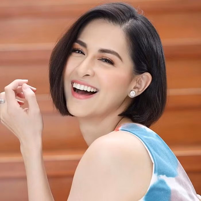 Marian Rivera trang điểm nhạt và tươi cười rạng rỡ trong loạt ảnh mới cùng với mái tóc đen ngắn ôm trọn khuôn mặt