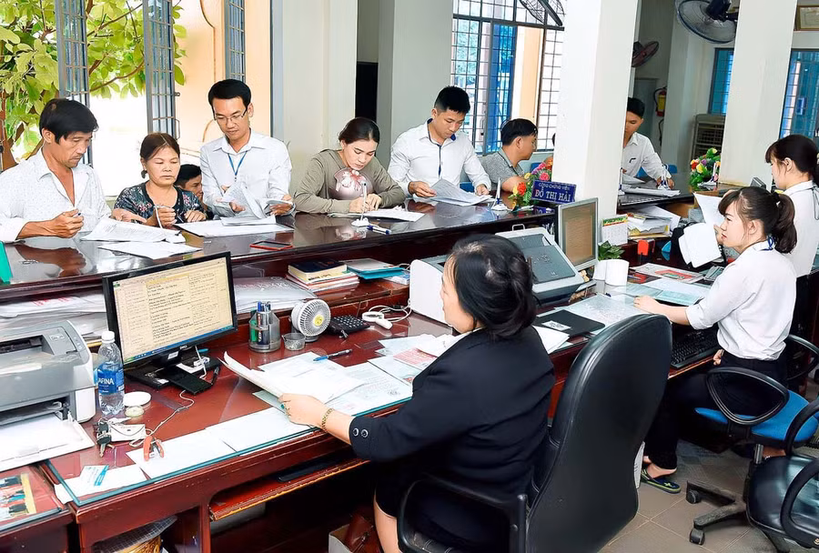 Công chứng viên tại Phòng Công chứng số 1 (Sở Tư pháp) kiểm tra các loại giấy tờ hợp pháp. Ảnh: Đức Thụy