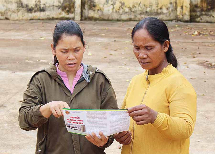 Tuyên truyền về tác hại của “tín dụng đen” đến hội viên, phụ nữ. Ảnh: Hồng Thi Tuyên truyền về tác hại của “tín dụng đen” đến hội viên, phụ nữ. Ảnh: Hồng Thi