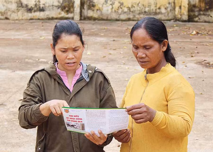  Tuyên truyền về tác hại của “tín dụng đen” đến hội viên, phụ nữ. Ảnh: Hồng Thi