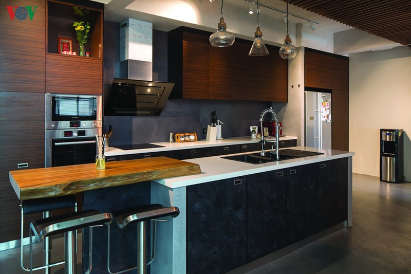 Khu vực bếp được bố trí chạy dài theo tường, ngăn cách với không gian bên ngoài bằng một đảo bếp. Khu vực bếp được bố trí chạy dài theo tường, ngăn cách với không gian bên ngoài bằng một đảo bếp.