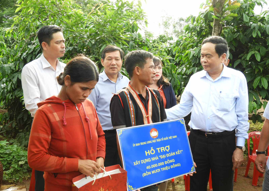  Chủ tịch Ủy ban Trung ương MTTQ Việt Nam trao tượng trưng tiền hỗ trợ làm nhà cho gia đình ông Byônh ở thôn Dơk Rơng (xã Glar, huyện Đak Đoa, Gia Lai). Ảnh: Thanh Nhật