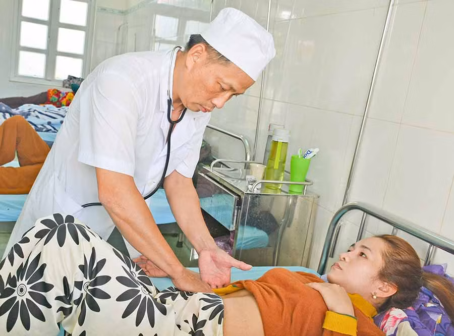  Bác sĩ Bệnh xá Sư đoàn 2 thăm khám cho bệnh nhân Đoàn Thị Thúy Kiều. Ảnh: N.A.S