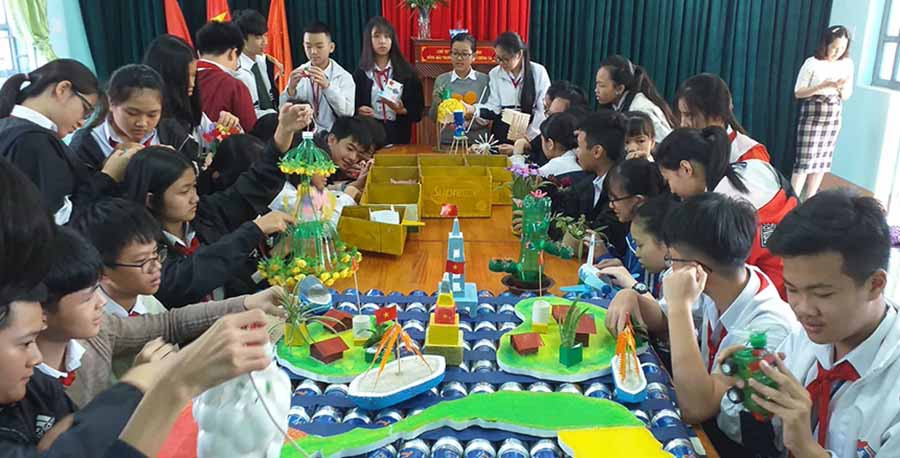 4Học sinh trường THCS nguyễn Du tái chế rác thải nhựa thành các vật dụng hữu ích, đặc biệt là chậu hoa để trồng hoa nhằm tô điểm cho sân trường thêm sạch-đẹp