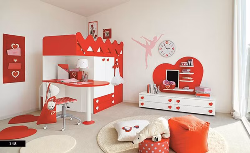 Bàn học, giường, tủ có sự kết hợp giữa màu trắng và đỏ. Những hình trái tim màu đỏ dán trên tường và trên những chiếc tủ đã làm cho căn phòng trở nên ấm áp hơn.