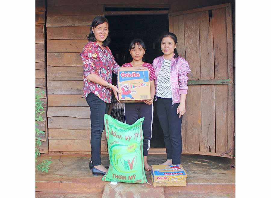  Hội LHPN thị trấn Chư Sê đến thăm, tặng quà và động viên em Kpuih Thúy tiếp tục đến trường. Ảnh: H.T