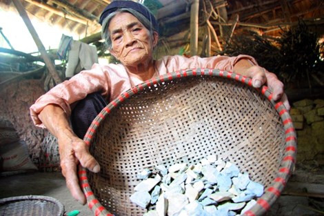 Sau khoảng 10 phút, miếng đất được hun sẽ ngả sang màu vàng và có mùi thơm của lá sim quyện vào. Sau khoảng 10 phút, miếng đất được hun sẽ ngả sang màu vàng và có mùi thơm của lá sim quyện vào.