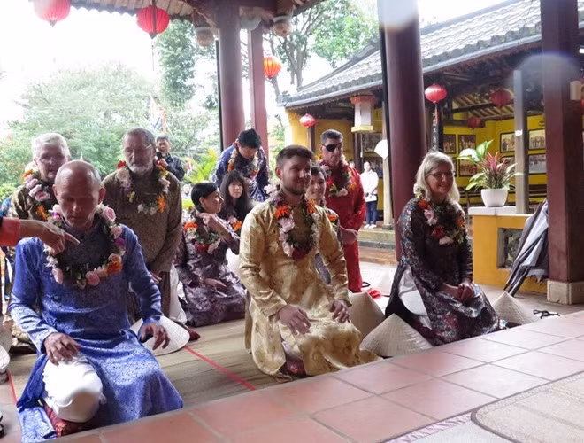  Du khách đến viếng đình nhân dịp đầu năm - Ảnh: Hữu Trà