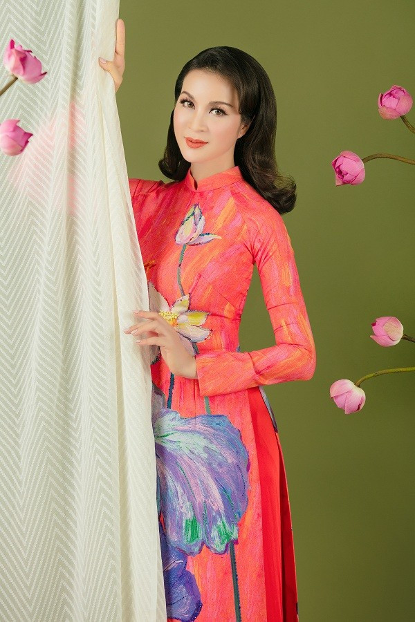  Áo dài cắt may bằng chất liệu lụa mềm mại, phù hợp tiết trời dịu mát mùa thu