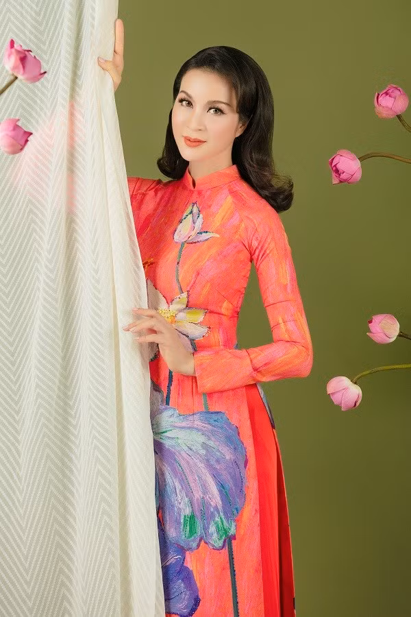  Áo dài cắt may bằng chất liệu lụa mềm mại, phù hợp tiết trời dịu mát mùa thu