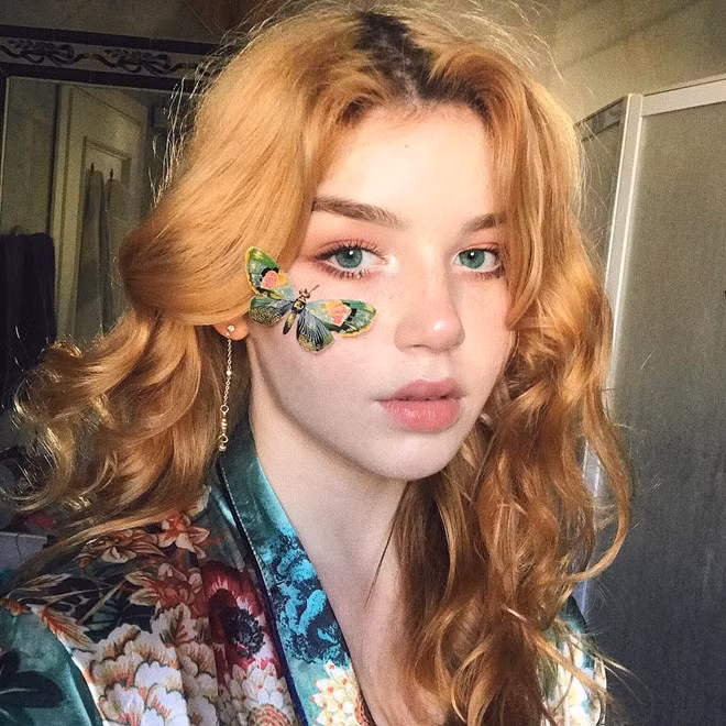 Không chỉ nổi tiếng bởi tài năng ca hát, Bellamiie còn được chú ý nhờ vẻ ngoài xinh đẹp được ví như nàng thơ. Cô gái sinh năm 1999, hiện sinh sống và làm việc tại Anh.