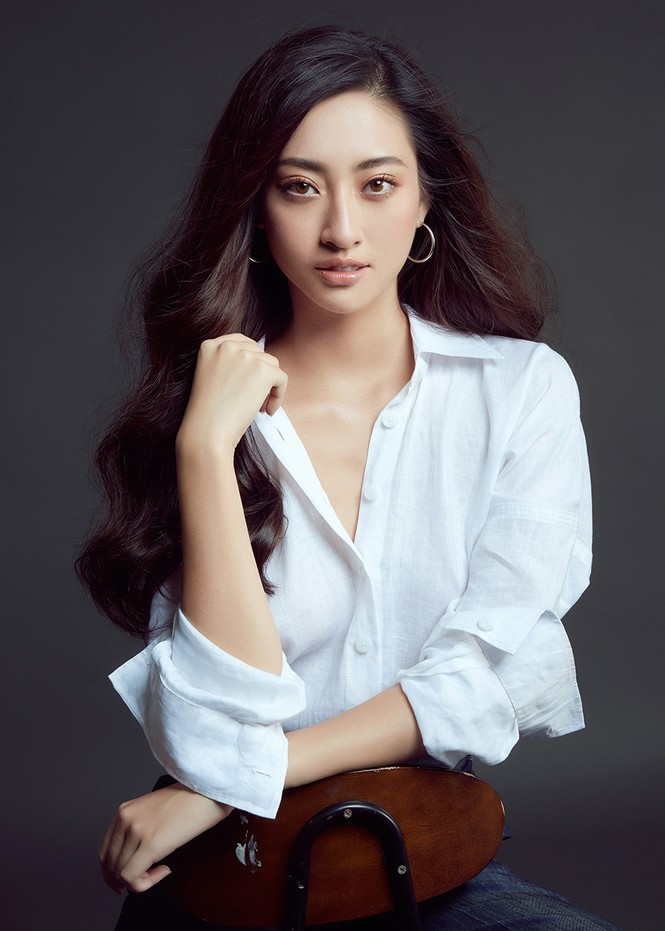 Với những trang phục basic nhất: áo sơ mi trắng, quần jean nhưng với cách mix match tinh tế và thần thái hoa hậu, Lương Thuỳ Linh ghi điểm bởi sự thanh lịch, trưởng thành của mình. Với những trang phục basic nhất: áo sơ mi trắng, quần jean nhưng với cách mix match tinh tế và thần thái hoa hậu, Lương Thuỳ Linh ghi điểm bởi sự thanh lịch, trưởng thành của mình.