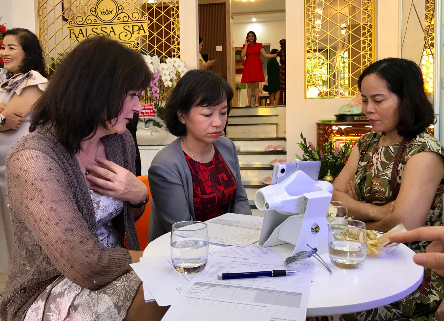 Khách hàng được các chuyên gia quốc tế về lĩnh vực làm đẹp tư vấn miễn phí về lĩnh vực chăm sóc da. Khách hàng được các chuyên gia quốc tế về lĩnh vực làm đẹp tư vấn miễn phí về lĩnh vực chăm sóc da.