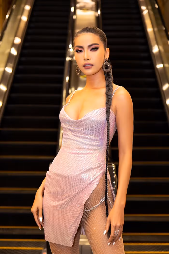  Đường cắt cực kỳ táo bạo, Minh Tú trông vô cùng thu hút với chiếc váy này.