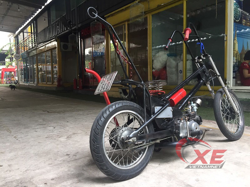  Nhìn từ phía sau, phần chắn bùn cũng được thay thế, cụm đèn xi nhan, đèn hậu lược bỏ hoàn toàn, thay vào đó là chi tiết “cây tự lung” , dân chơi xe quốc tế gọi “Sixxy Bar” đặc trưng của dòng xe chopper.