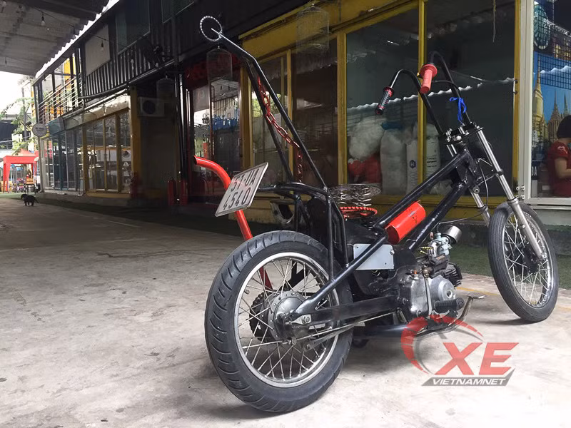  Nhìn từ phía sau, phần chắn bùn cũng được thay thế, cụm đèn xi nhan, đèn hậu lược bỏ hoàn toàn, thay vào đó là chi tiết “cây tự lung” , dân chơi xe quốc tế gọi “Sixxy Bar” đặc trưng của dòng xe chopper.