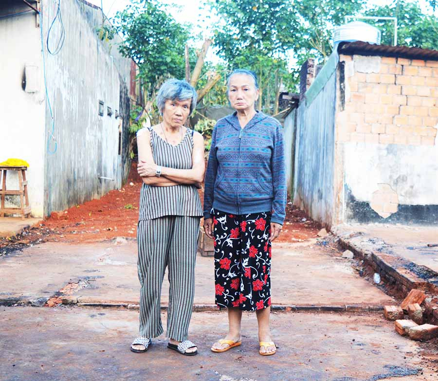 Bà Hồng (bìa phải) bên em gái trước ngôi nhà đã cháy rụi. Ảnh: Đ.Y  Bà Hồng (bìa phải) bên em gái trước ngôi nhà đã cháy rụi. Ảnh: Đ.Y