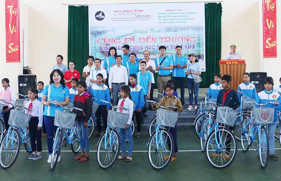  Tặng xe đạp cho các em học sinh Trường Phổ thông Dân tộc Bán trú Tiểu học và THCS Krong (xã Krong, huyện Kbang). Ảnh: Q.T