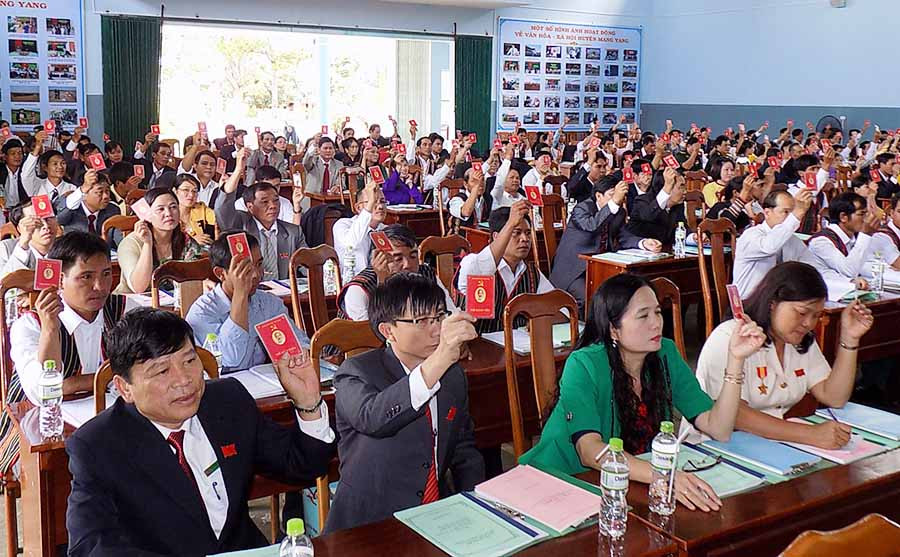 Biểu quyết chỉ tiêu về công tác phát triển đảng viên. Ảnh: T.N