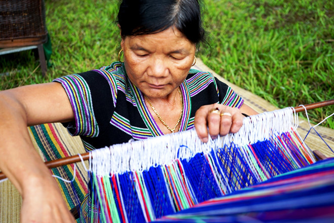 Nghề dệt của đồng bào Cơ Tu - ẢNH: MẠNH CƯỜNG