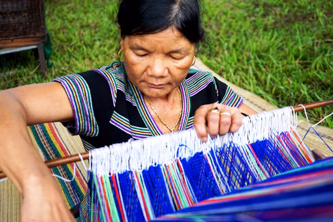 Nghề dệt của đồng bào Cơ Tu - ẢNH: MẠNH CƯỜNG