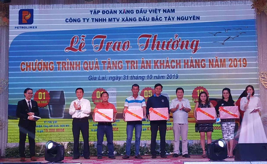  Nhiều khách hàng được nhận những phần quả giá trị. Ảnh: Anh Huy