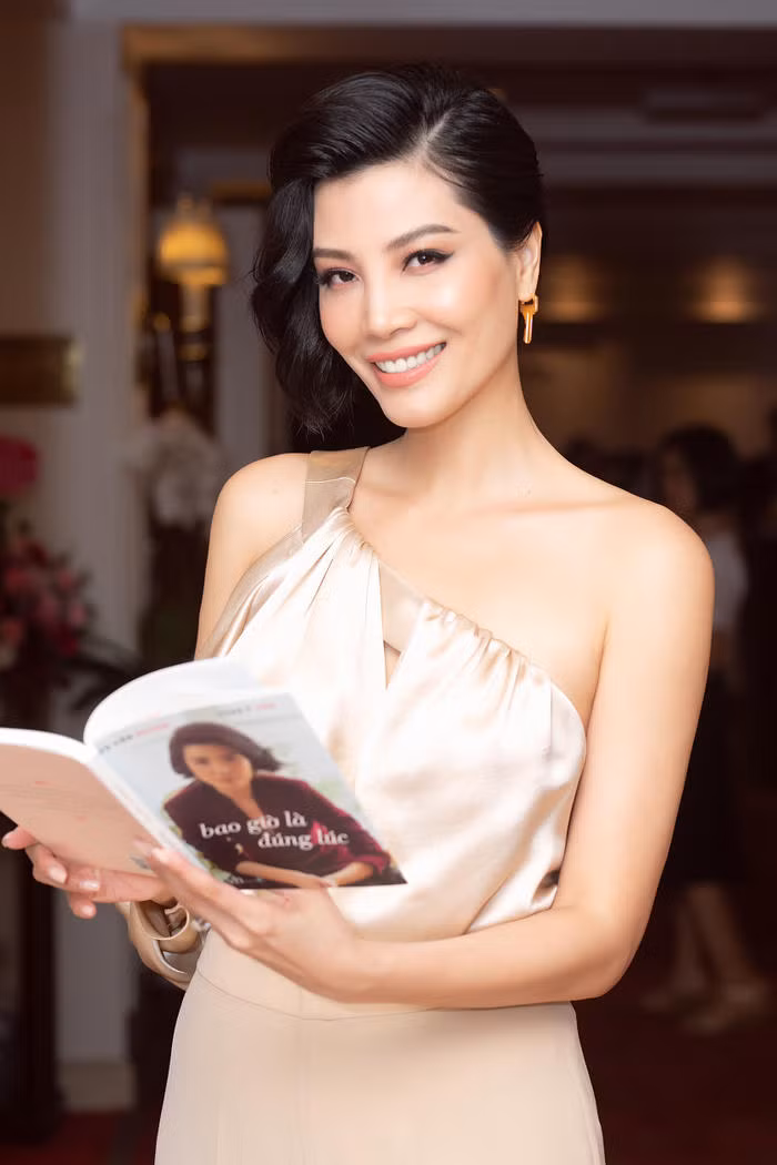 Những ngã rẽ cuộc đời của Vũ Cẩm Nhung được kể trong sách mới