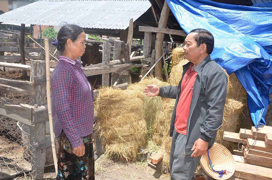 Ông Nay Nan-Bí thư chi bộ thôn Biah A (xã Ia Tul) vận động người dân di dời chuồng trại nhốt gia súc. Ảnh: T.Đ Ông Nay Nan-Bí thư chi bộ thôn Biah A (xã Ia Tul) vận động người dân di dời chuồng trại nhốt gia súc. Ảnh: T.Đ